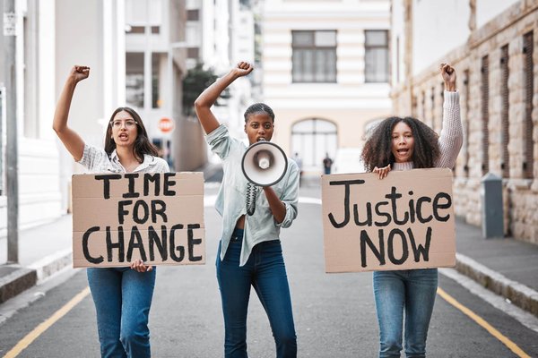 Des cadeaux roses pour les femmes musulmanes : Coran, jilbab, hijab