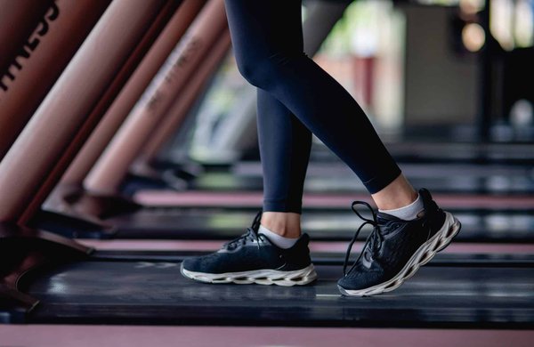 Femmes : quelles sont les erreurs de style à éviter lorsque l'on met des baskets ?